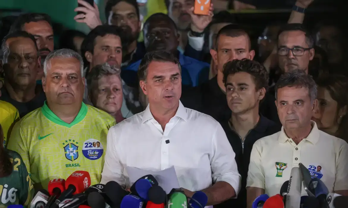 Flávio Bolsonaro cruza fronteira por Foz e embarca em voo privado para o Equador