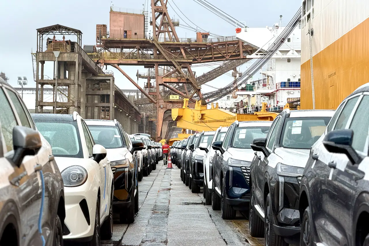 Porto de Paranaguá assume liderança nacional na movimentação de veículos