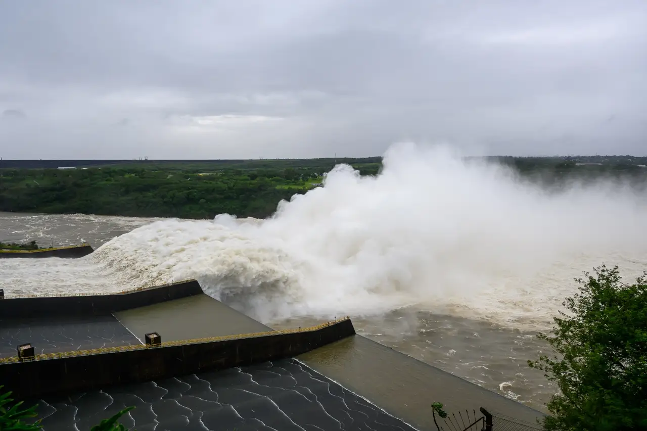 Itaipu prevê redução de três metros no nível do rio Paraná até sábado