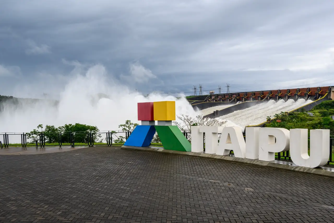 Itaipu fecha calha central do vertedouro poucas horas após abertura; calha esquerda segue aberta