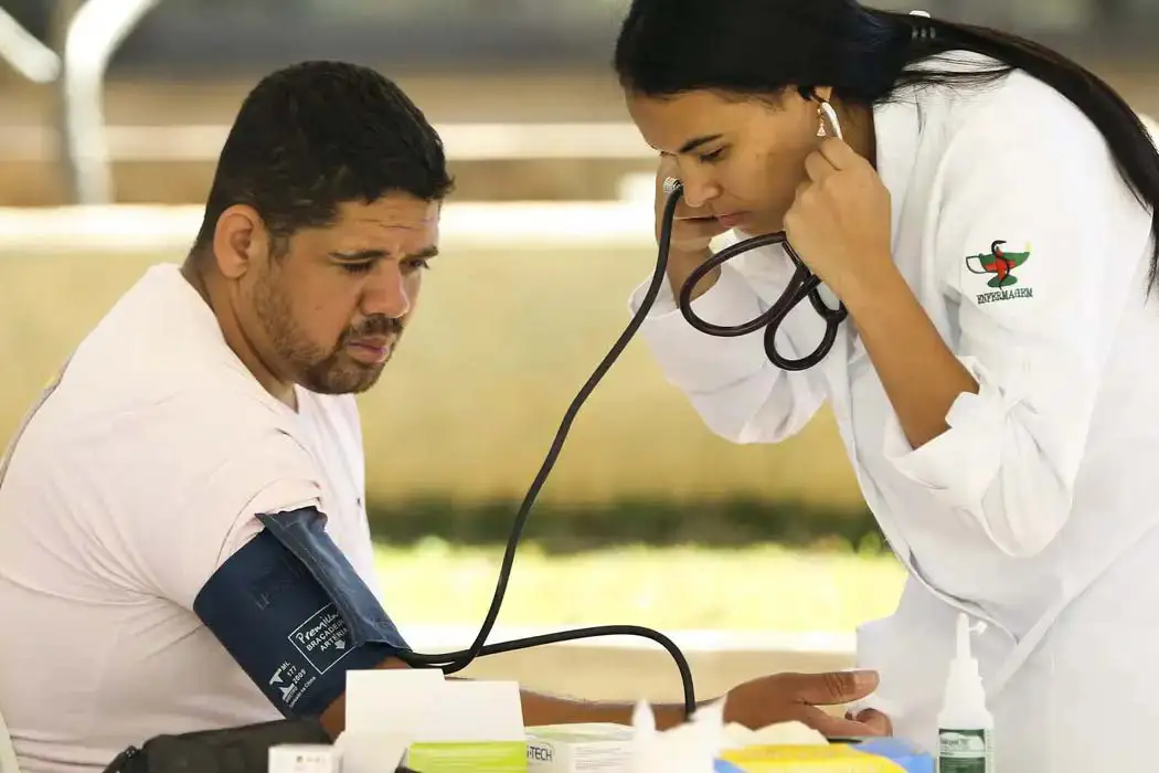 Paraná une campanhas Outubro Rosa e Novembro Azul e reforça alerta sobre prevenção de doenças