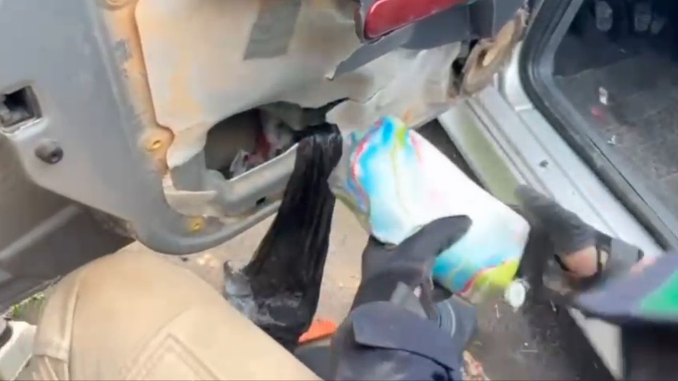 Drogas estavam escondidas dentro dos forros das portas dianteiras do carro — Foto: PRF