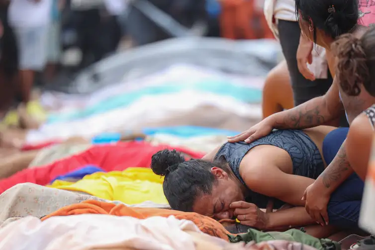 Tomaz Silva/Agência Brasil Rio de Janeiro (RJ), 29/10/2025 - Dezenas de corpos são trazidos por moradores para a Praça São Lucas, na Penha, zona norte do Rio de Janeiro. Operação Contenção.
Foto: Tomaz Silva /Agência Brasil
