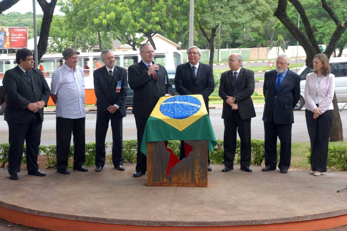 Justiça dá 48 horas para General Silva e Luna esclarecer sumiço de monumento da democracia