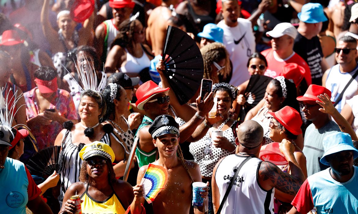 Ativistas denunciam ‘blackface’ em fantasias de carnaval