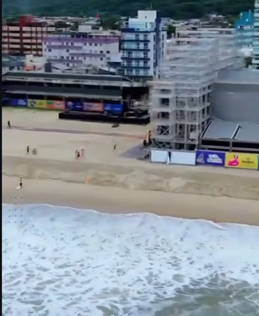 Degrau se forma na praia em Matinhos após ressaca; vídeo