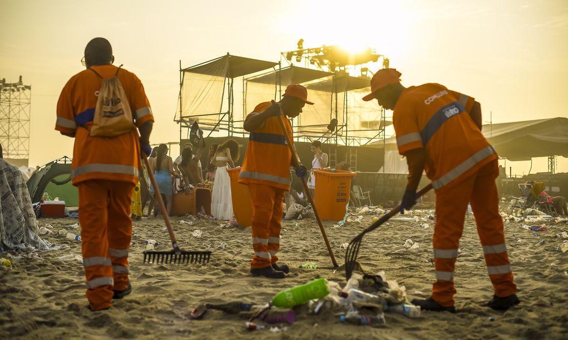 Enquanto o povo festeja e suja, garis limpam 1.250 toneladas de lixo no Reveillon do Rio