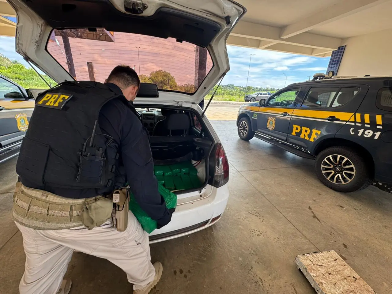 Casal com cachorro e criança em carro é preso com 129,2 kg de maconha no Paraná
