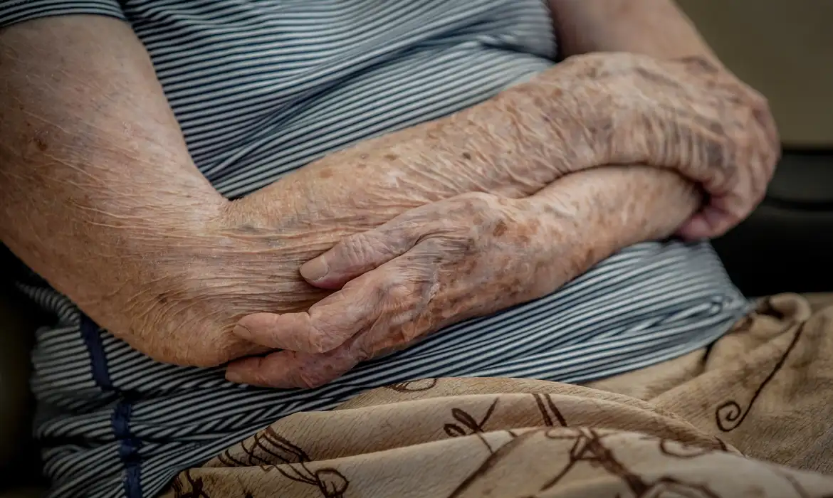 Vigilância Sanitária fecha abrigo com idosos em condições precárias