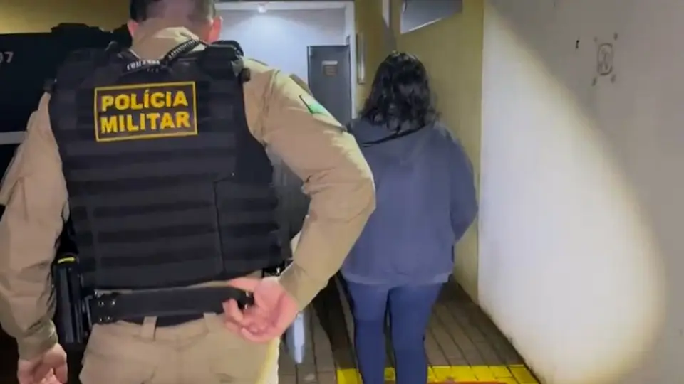 Menina caminha 7 km descalça e denuncia maus-tratos no PR; mãe é detida