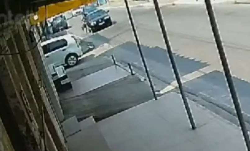Homem é preso suspeito de tentar matar a própria filha ao arrastá-la com carro em movimento