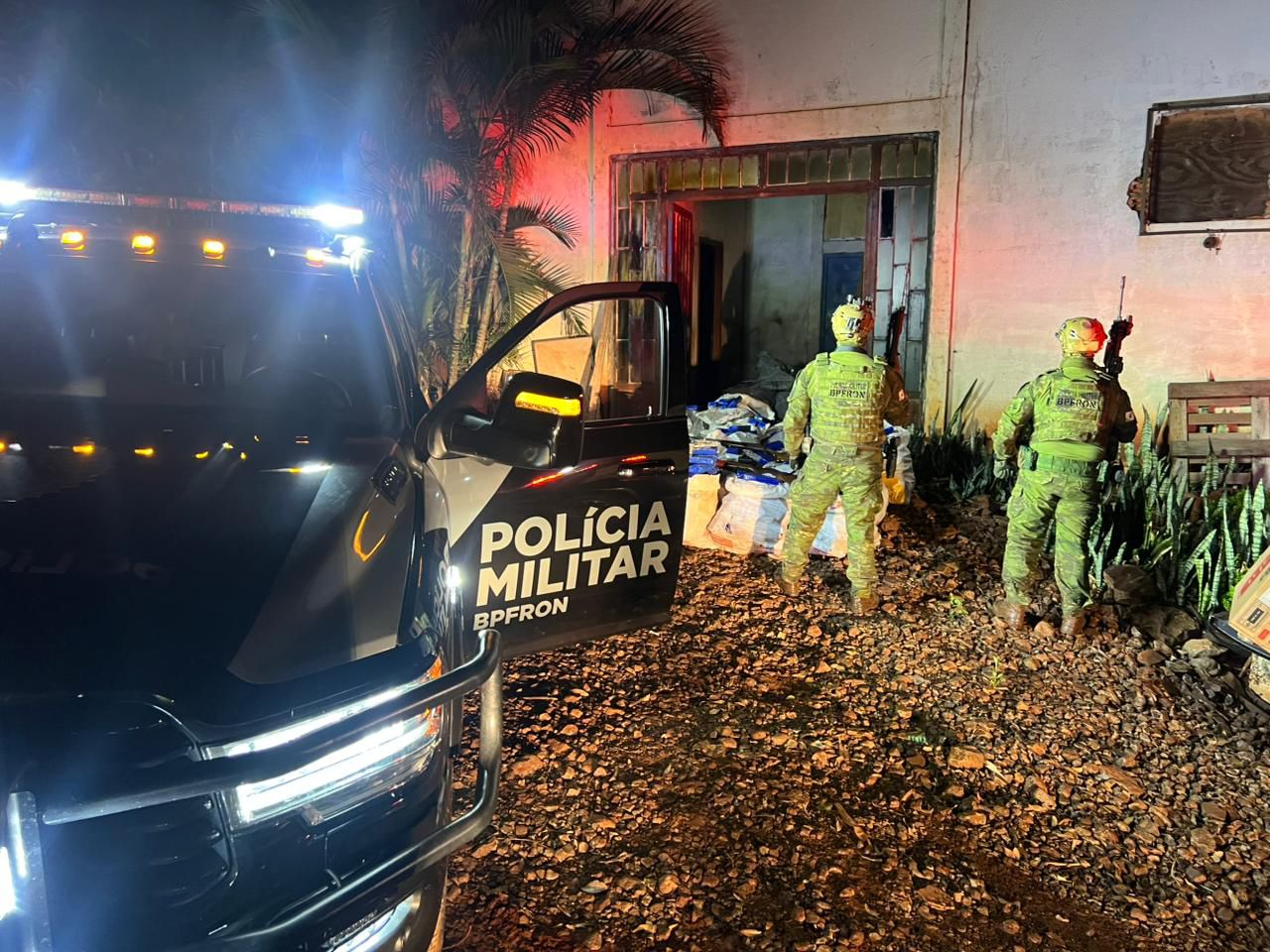PCPR e PMPR apreendem quase 900 quilos de maconha e arsenal em depósito rural no Oeste do Estado