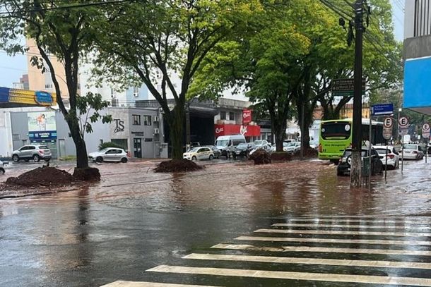 Em poucas horas, chuva de até 70 mm causa transtornos em Foz do Iguaçu