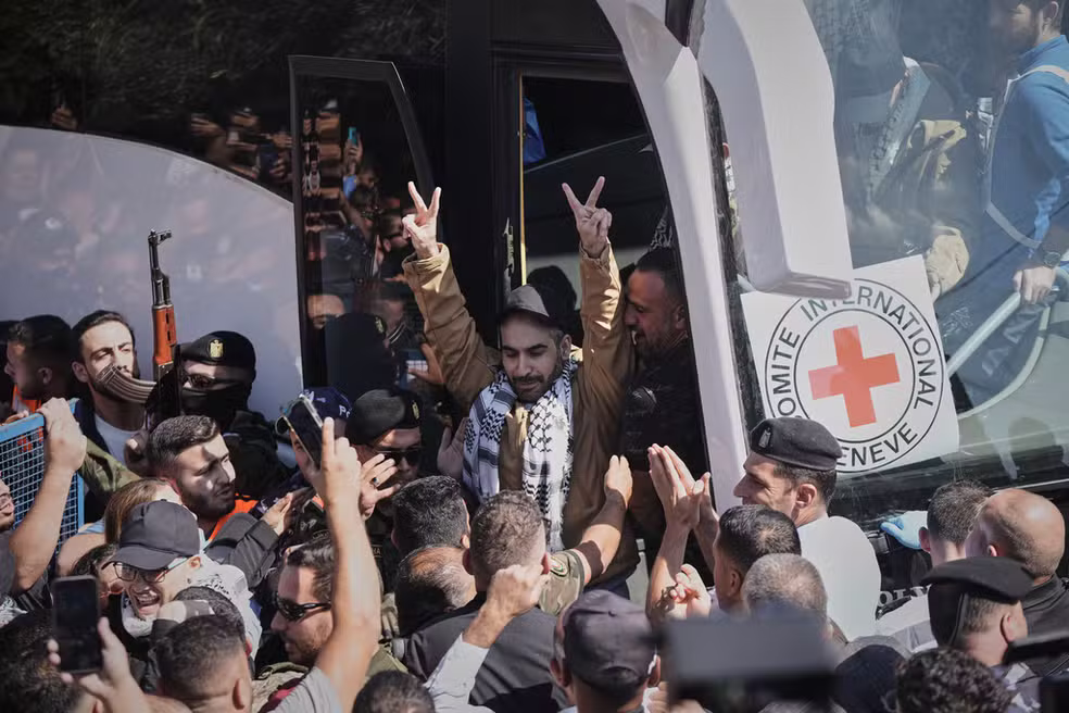 Israel começa a libertar quase 2 mil prisioneiros palestinos como parte do acordo de cessar-fogo em Gaza