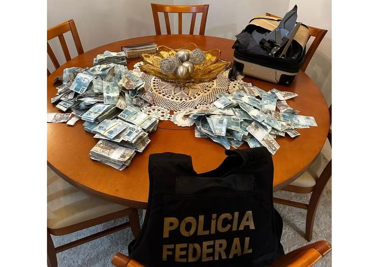 Suspeito joga mala com dinheiro pela janela durante operação da PF em SC