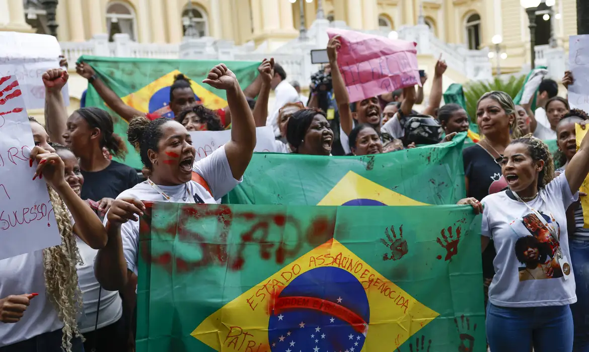 Moradores do Alemão e da Penha protestam contra mortes em operação