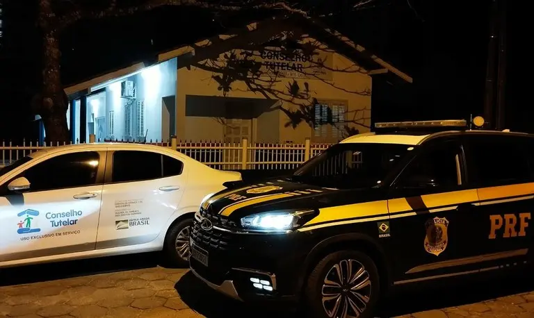 Menino de 8 anos que havia sido expulso de casa é resgatado pela PRF na BR-101