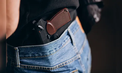 “Não seja lésbica”: homem ameaça mulheres com suposta arma em bar no Paraná