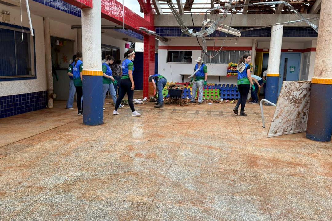 Acadêmicos da Unioeste se unem à reconstrução de Rio Bonito do Iguaçu e ajudam a limpar creche