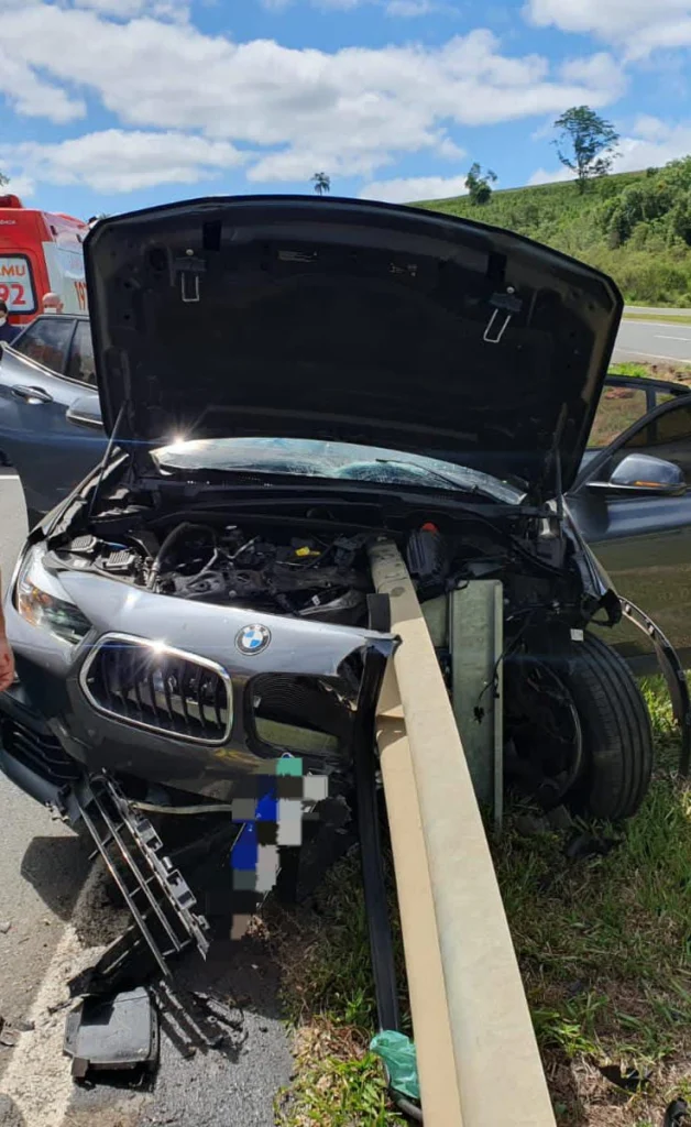 Guard rail atravessa BMW e criança de cinco anos morre na BR-376, no Paraná