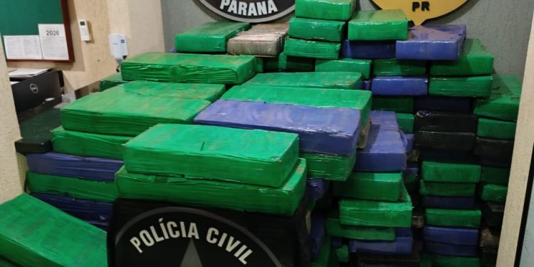 Com apoio de cão farejador, DENARC de Foz do Iguaçu localiza 2,5 toneladas de drogas em Itaipulândia