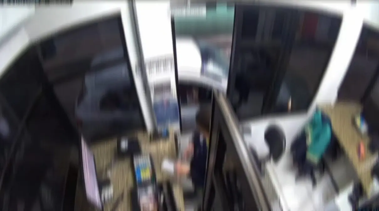 VÍDEO: Homem passa por praças de pedágio mostrando o órgão genital para atendentes no Paraná