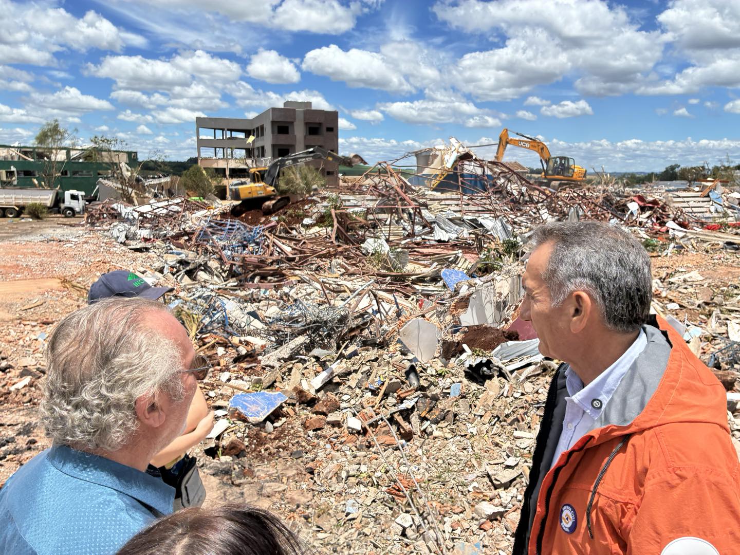 Ainda é impossível mensurar todos os danos do tornado, diz ministro