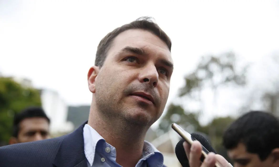 Flávio Bolsonaro protocola PEC que proíbe reeleição para presidente da República