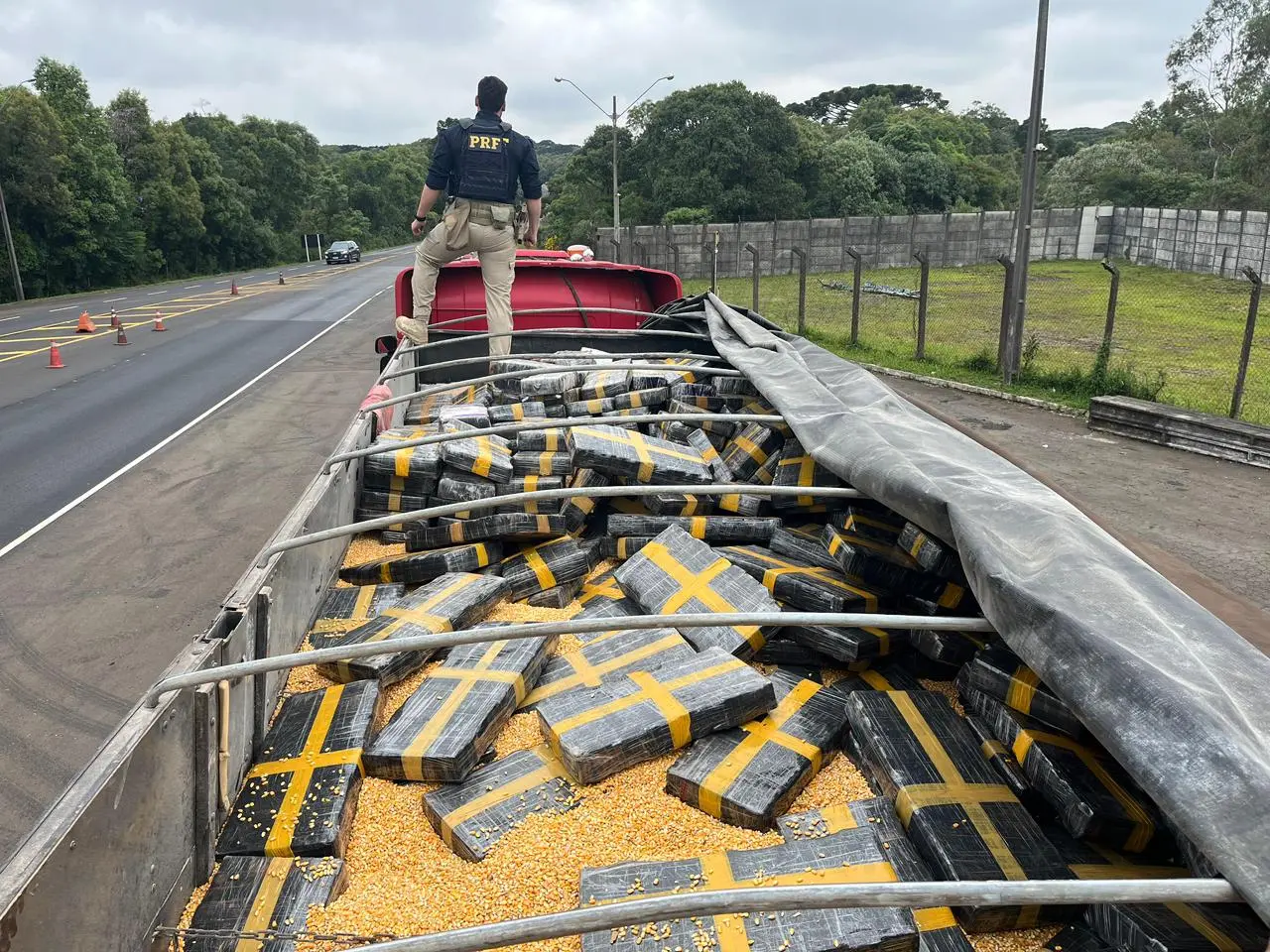 Nervosismo de motorista leva PRF até 2,5 toneladas de maconha na BR-277