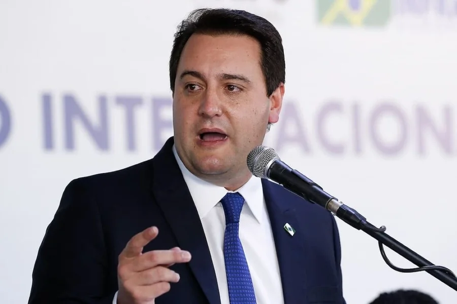 Ratinho Junior sai da disputa presidencial e confirma permanência no governo do Paraná