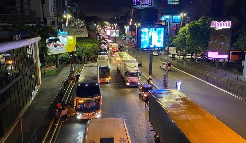 Ônibus de turismo deixam a Ponte da Amizade e passam para a Ponte da Integração