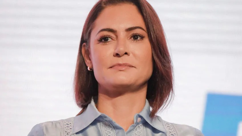 Michelle Bolsonaro diz que ex-presidente sofreu crise e bateu a cabeça em cela da PF