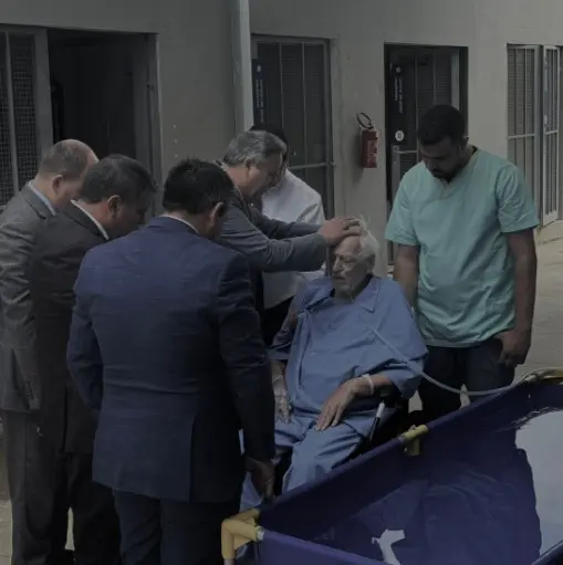 Médico realiza batismo de paciente em cuidados paliativos e emociona equipe em hospital