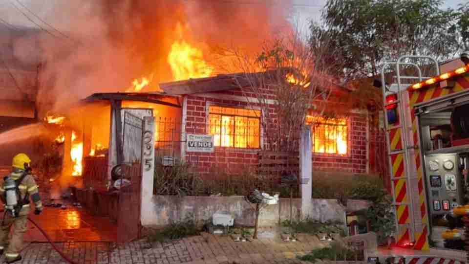 Criança brinca com fogo, provoca incêndio e casa é destruída em Foz do Iguaçu