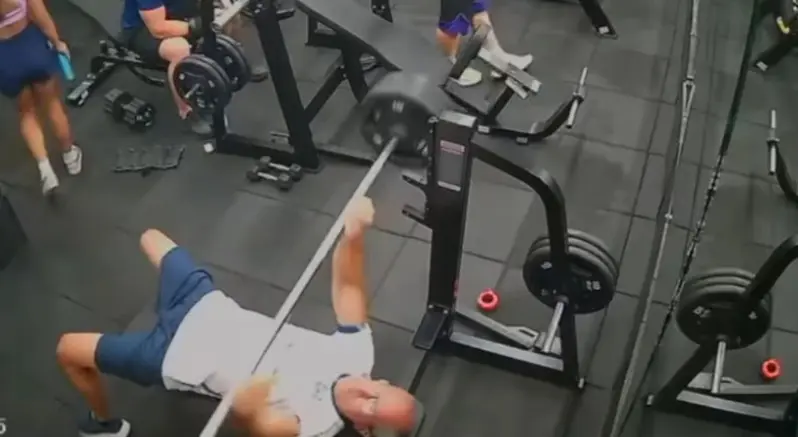 Homem morre após ser atingido no peito por barra de supino durante exercício em academia