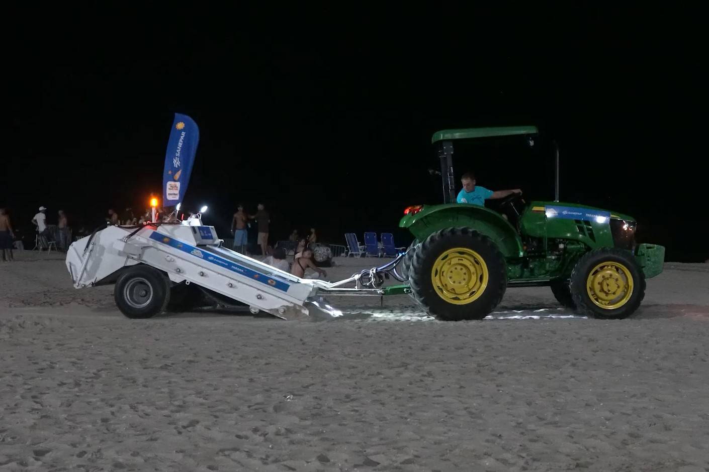 Força-tarefa da Sanepar na madrugada garante praias limpas logo após os shows