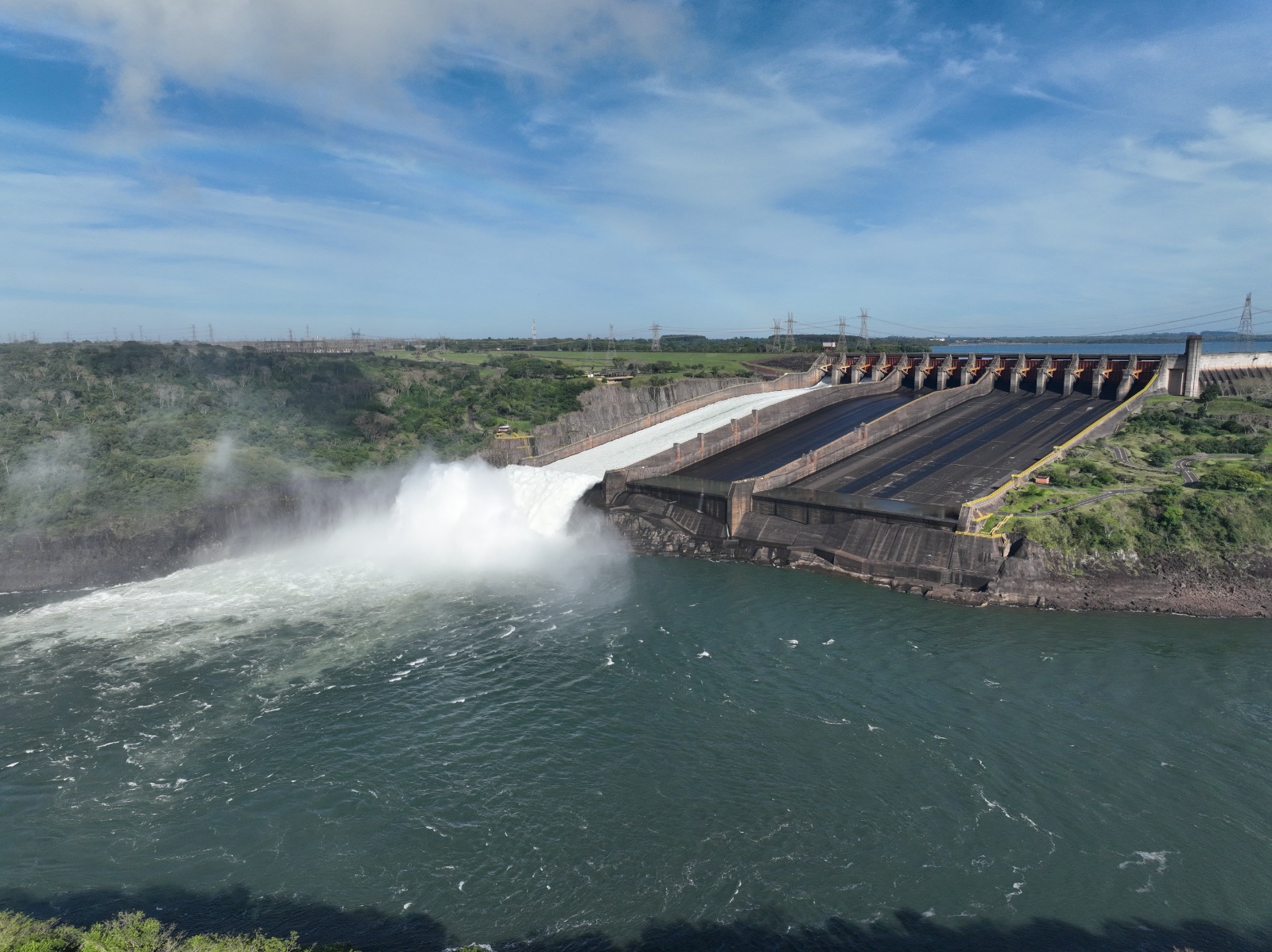 Itaipu abre vertedouro após quase um ano devido à elevação do reservatório