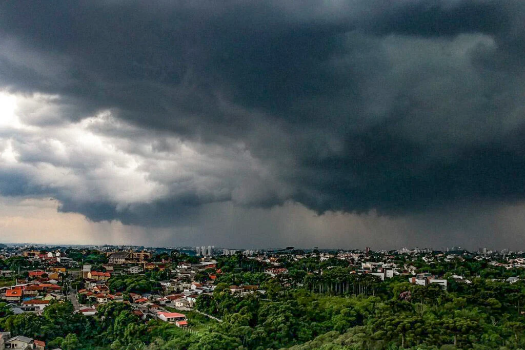 Depois do calorão, ciclone intenso deve atingir o Paraná, alerta a meteorologia