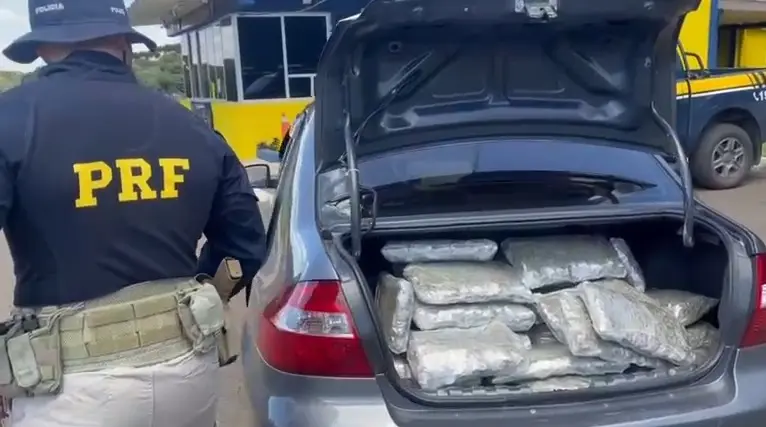 Carro com 120 quilos de skunk é apeendido após perseguição na BR-277, no Paraná