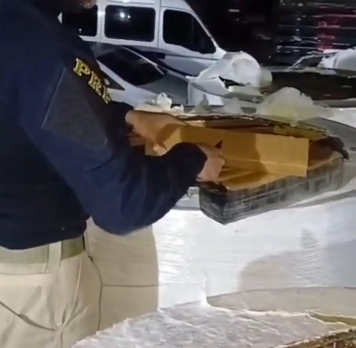 PRF apreende 3,3 toneladas de maconha; presos são moradores de Foz do Iguaçu