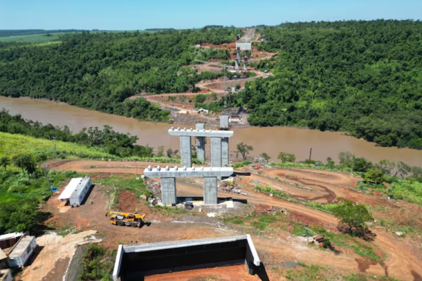 Atraso em obra empurra caminhões para dentro de bairros de Presidente Franco