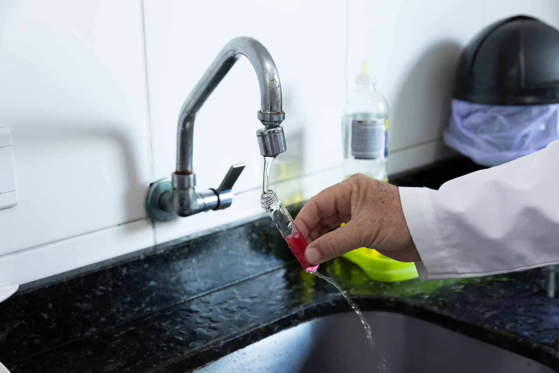 Sanepar alerta: água de caixa-d’água sem limpeza e sem uso no Litoral pode ter contaminação