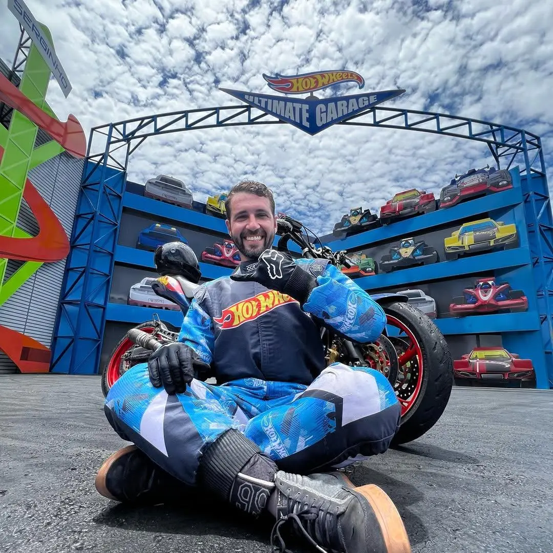 Piloto de moto não resiste após colisão durante show da Hot Wheels no Beto Carrero