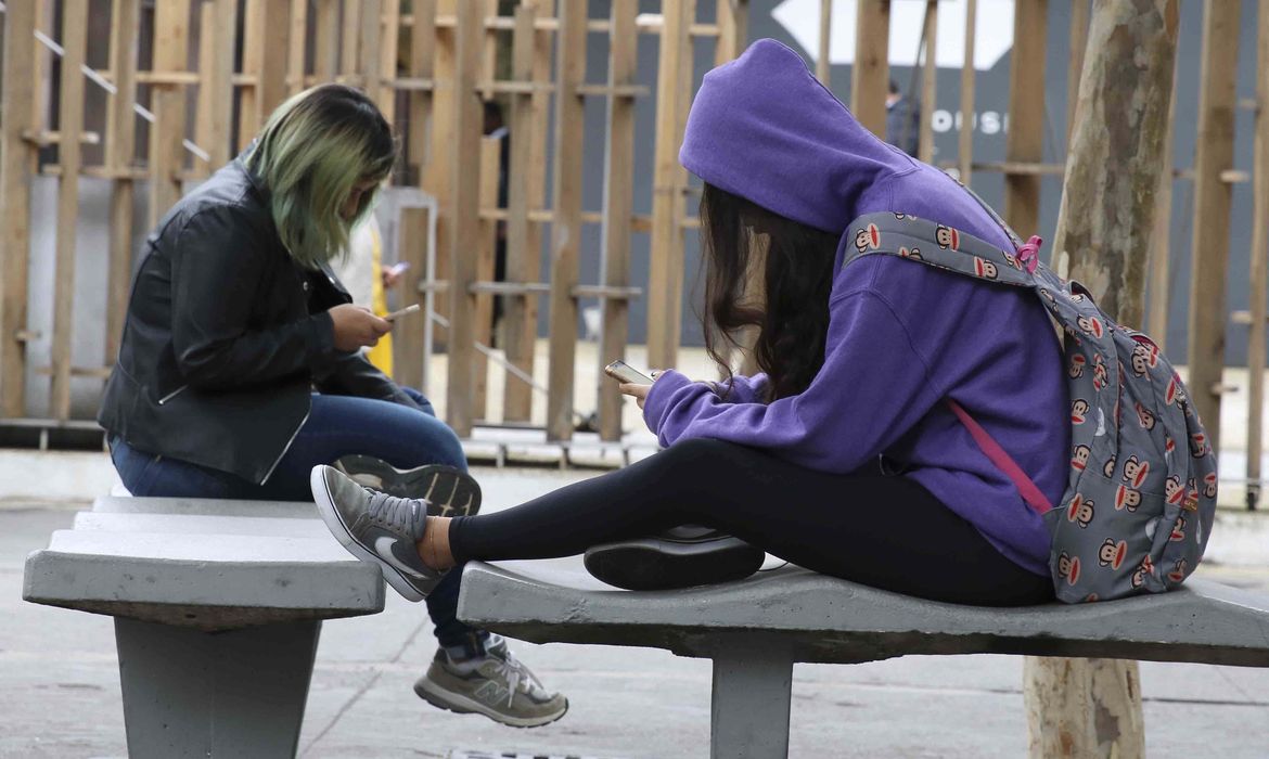 Reino Unido estuda proibição de redes sociais para crianças