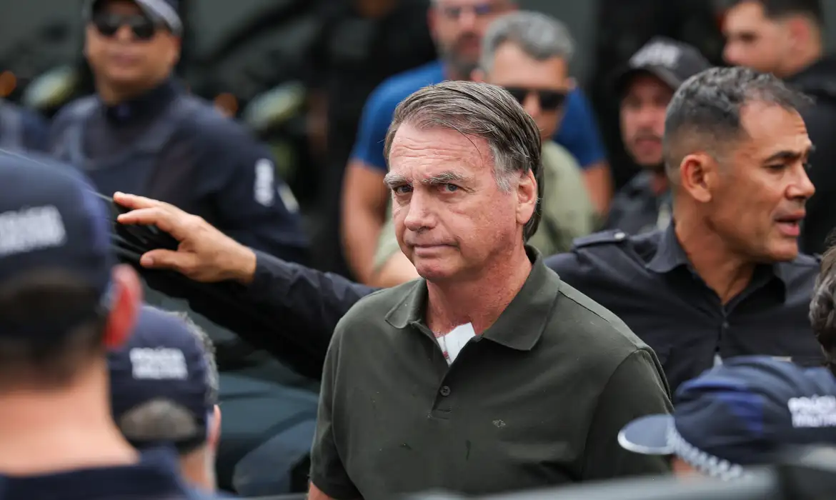 Moraes decide que Bolsonaro continuará preso na superintendência da PF
