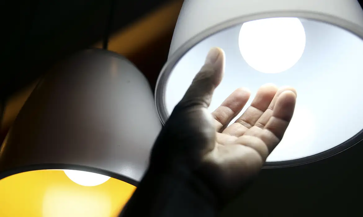Sancionada lei que fixa gratuidade na conta de luz para 17,1 milhões de famílias; saiba quem tem direito