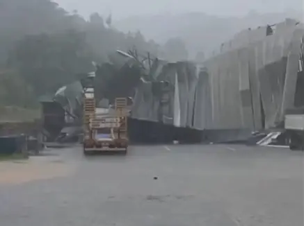 Temporal derruba parte de estrutura às margens da BR-116 na Grande Curitiba