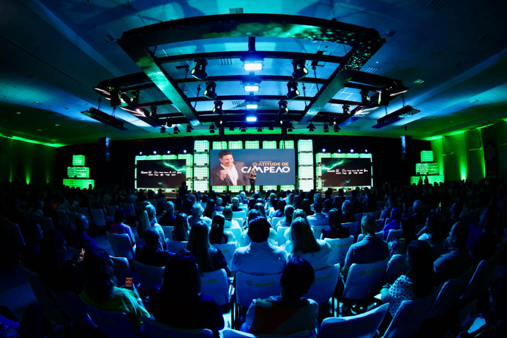 Congresso empresarial movimenta serviços e turismo do Paraná em Foz do Iguaçu