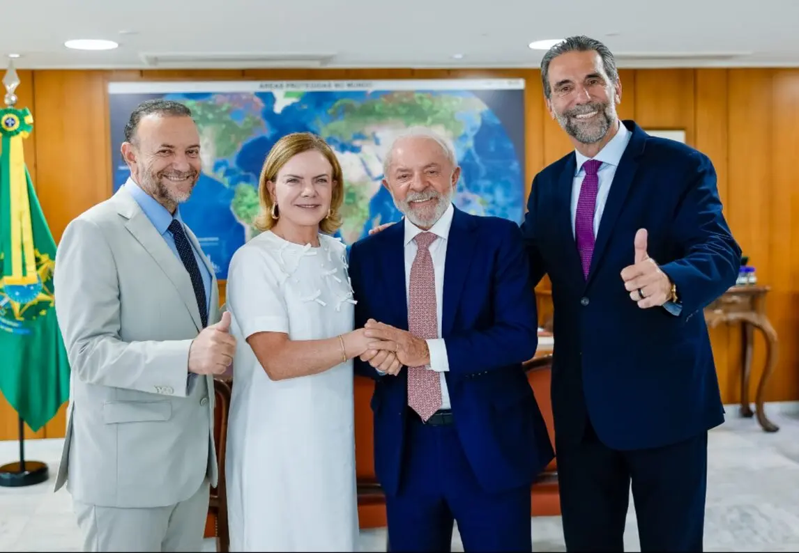 Com apoio de Lula, Gleisi Hoffmann entra na disputa pelo Senado no Paraná