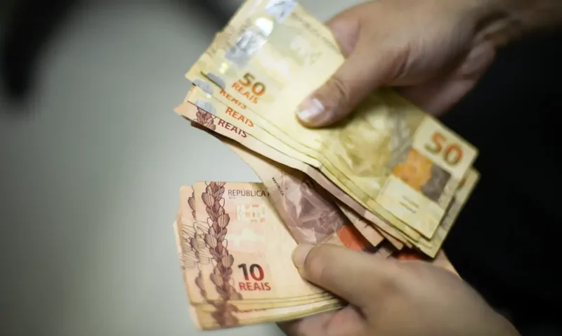 Salário mínimo de R$ 1.621 começa a valer nesta quinta-feira